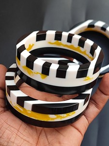 Kaimei เครื่องประดับแฟชั่น2025ใหม่สีดำและสีขาวเรขาคณิตไม่สม่ำเสมอกำไลข้อมือเรซิ่นสีขาวกลม - Product Image 4