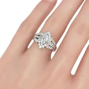 Ensemble de bagues de fiançailles et de mariage vintage en argent sterling 925 plaqué avec un diamant moissanite rond taille brillant de 3 carats serti pavé - Product Image 4