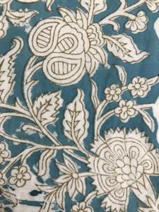 ผ้าฝ้ายพิมพ์ลายดอกไม้สีฟ้าอมเขียวและสีขาว งานฝีมือพื้นเมืองอินเดีย - Product Image 2