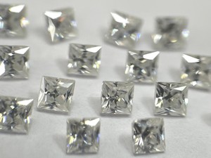 จตุรัสตัดเพชรโมอิส2.50มม. สีขาวกับจตุรัสโมอิสซาไนต์บริสุทธิ์ - Product Image 4