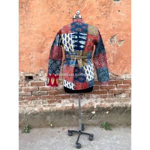 เสื้อโค้ทฤดูหนาวสไตล์วินเทจสำหรับทุกเพศ ขายส่ง งานแฮนด์เมดจากผ้าฝ้ายอินเดีย ตกแต่งด้วยผ้าปะต่อหลายชิ้น ปักลายดอกไม้  ไซส์ใหญ่ - Product Image 6