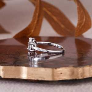 Anillo de Boda Personalizable con Moissanita Original en Corte Pera para Mujer, Plata de Ley 925 con Baño de Rodio, Joyería Fina, Regalo para Pareja - Product Image 4