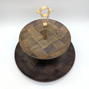 Exhibidor de Postres de Madera Premium de 2 Niveles con Diseño a Cuadros y Asa Dorada, Ideal para Fiestas y Eventos en el Hogar - Product Image 3