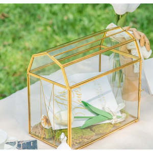 Caja de Cartas de Vidrio Geométrica Dorada Estilo Rústico Hecha a Mano con Forma de Granero, Buzón de Boda Rústico con Característica de Sobre - Product Image 1