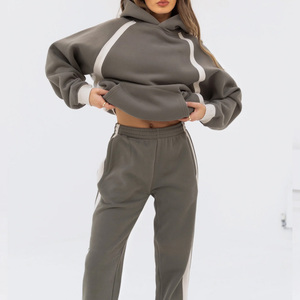 Survêtements zippés personnalisés pour femmes avec impression d'étiquette de broderie de logo et options de marque pour les vêtements décontractés ou de sport - Product Image 4