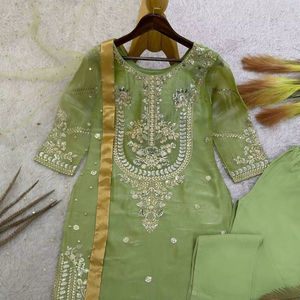 Tenue ethnique indienne de créateur : haut en soie brodé et orné de sequins, pantalon en soie butter et dupatta en tulle papillon - Product Image 1