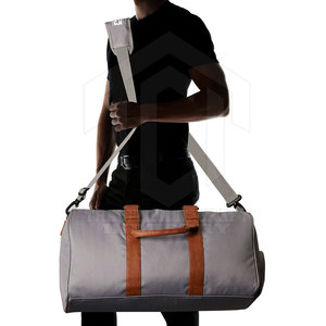 Sacs de sport de grande capacité personnalisés de haute qualité pour une utilisation en extérieur, doublure en polyester imperméable, durables, fabriqués au Pakistan - Product Image 6