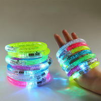 Bracelets lumineux LED qui brillent dans le noir, fournitures de fête, 6 couleurs, bâtonnets lumineux pour enfants et adultes, cadeaux de fête lumineux, anniversaire