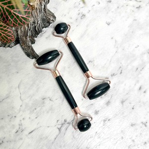 Rouleau de massage du visage en obsidienne noire avec pierres précieuses naturelles de qualité exportatrice pour la circulation et le drainage lymphatique dans le monde entier - Product Image 3
