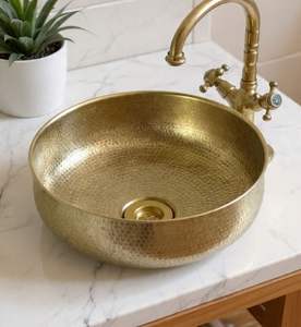 Évier en laiton décoratif pour la décoration intérieure artistique de la salle de bain, ajoutant un accent unique avec des détails artisanaux - Product Image 1