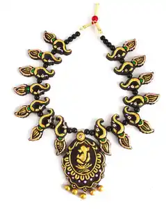 Pendentif Ganesh artisanal noir et doré exclusif avec Motif paon ensemble de bijoux en terre cuite pour l'exportation depuis l'inde