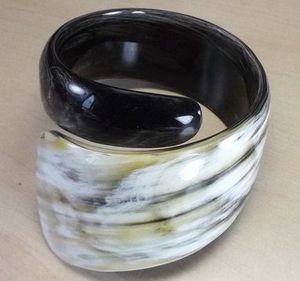 LOOK HORN Bracelet en corne de vache de buffle naturel fait à la main et de luxe pour hommes et femmes - Product Image 2