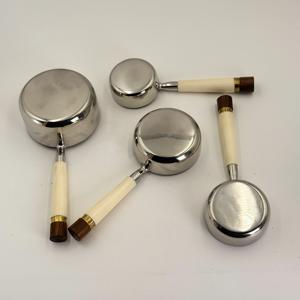 Juego de 4 Tazas Medidoras Grandes para Hornear, Leche en Polvo, Cuchara Medidora de Acero Inoxidable con Mango de Madera y Resina - Product Image 5