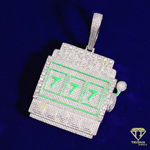 Iced Out Men's 777 Lucky Numbers Collar con colgante grande Micro pavimentado Moissanite Diamond Slot Machine Casino Pendant - Product Image 2