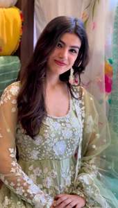 Traje Anarkali de calidad superior para mujer, ropa India confeccionada, bordado de secuencia de red de mariposa, trabajo inspirado en Bollywood Natural - Product Image 2