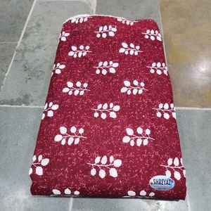 Tissu en coton doux et respirant avec des imprimés floraux élégants pour les robes d'été artisanat couture literie et décoration intérieure de la maison utilisation - Product Image 1