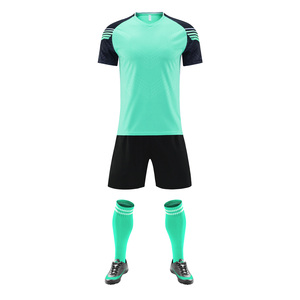 Fournisseur d'uniformes de football personnalisés, ensemble maillot et short de performance, léger, respirant, séchage rapide, pour clubs, écoles, gros volumes - Product Image 1