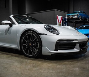 รถใหม่มาถึงปี 2025 สีขาวสะอาดตาสำหรับ 911 Turbo S Convertible A W D ล้อแม็กซ์ เบาะหนัง เกียร์อัตโนมัติ หลังคาซันรูฟแบบพาโนรามา - Product Image 1