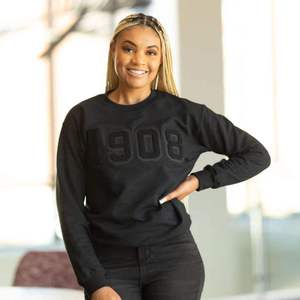 Sweat-shirt de sororité noir 1908 avec patch tonal en chenille, pull confortable pour femmes pour la mode universitaire, les vêtements décontractés et le style streetwear - Product Image 1
