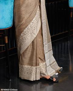 Sarees en lin élégant avec rayures subtiles et bordure contrastée Tissu léger et respirant avec chemisier assorti pour une tenue de fête - Product Image 2