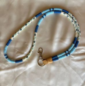 Llavero de Cuentas Hecho a Mano, Muy Solicitado, con Cuentas de Semillas Azules y Blancas, Estilo Collar, con Cierre Metálico - Product Image 2