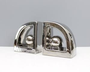 Porte-livres en métal élégants avec base robuste pour une placement sécurisé des livres et une présentation décorative - Product Image 1