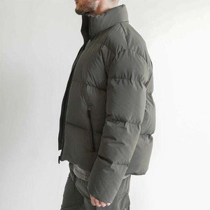 Veste matelassée en toile enduite pour homme, style tendance 2024, vente en gros, hiver, imperméable, à capuche, avec logo imprimé - Product Image 4