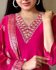 Kurti largo de viscosa elegante para mujer con detalle de manga bordada de proveedor indio para exportación a granel - Product Image 4