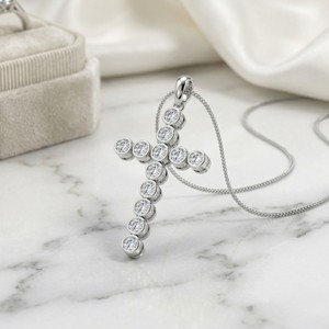Collier pendentif croix en or 9 carats avec diamant synthétique de laboratoire taille brillant rond de 1,40 carat, serti clos, pour bijoux de luxe certifiés - Product Image 4