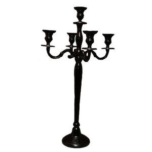 Candelabro de 5 brazos con acabado dorado de aspecto tradicional para decoración de eventos y fiestas. - Product Image 4
