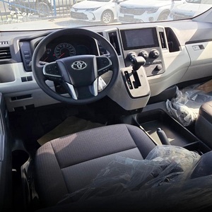 Le plus cool de 2019 pour Hilux High Roof Van 6 places, conduite à gauche, intérieur foncé, sièges en cuir, toit ouvrant automatique, traction avant, caméra 360° - Product Image 2