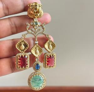 Boucles d'oreilles clous en laiton plaqué or de qualité supérieure, style traditionnel avec pierres, pour femmes et jeunes filles, idéales pour les mariages et les fêtes. - Product Image 3