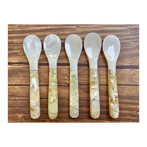 Cuchara de caracola hecha a mano de concha natural hecha en Vietnam para cocinas rústicas de comedor artísticas o vajilla de temática ecológica - Product Image 6