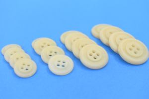 Bouton en résine le plus vendu, 20 mm, dos plat, biodégradable, couleur naturelle, fabriqué au Vietnam pour les vêtements, les chemises, les vêtements - Product Image 3