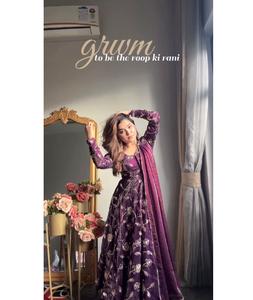 Dernière robe Anarkali en soie Fendy lourde pour femmes, pour les mariages et les festivals, avec des travaux de broderie et de paillettes, avec des robes et des lehenga en dentelle fantaisie - Product Image 1
