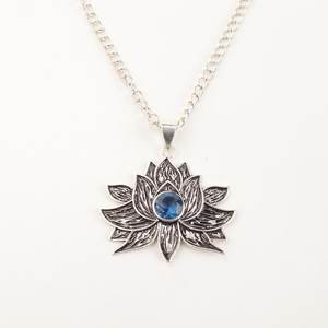 Pendentif de mode en argent sterling 925 avec topaze bleue de Londres, fleur de lotus oxydée, pierre de naissance de décembre, bijoux pour femmes pour Halloween - Product Image 4
