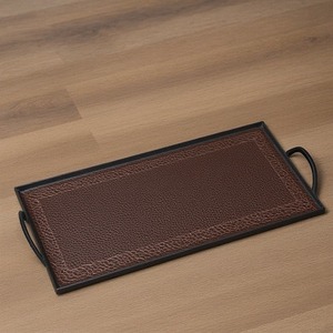 Plateau en cuir rectangulaire élégant avec des détails élégants Idéal pour une utilisation dans les cuisines de salles à manger ou les zones de réception de bureau - Product Image 6
