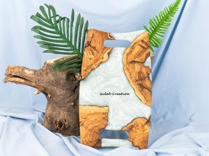 Plateau de service rectangulaire en bois d'acacia et résine époxy fabriqué à la main Plateau de cuisine et de salle à manger de luxe rustique avec design Live Edge - Product Image 3