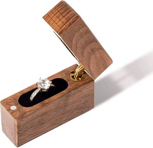 Caja de anillo de compromiso clásica tallada en madera, caja plana pequeña y delgada para PROPUESTA DE BODA (madera de nogal) ecológica - Product Image 5
