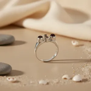 Bague géométrique en grappe de grenats, en argent 925, sertie clos, minimaliste, unisexe, pour usage quotidien, du Rajasthan - Product Image 1