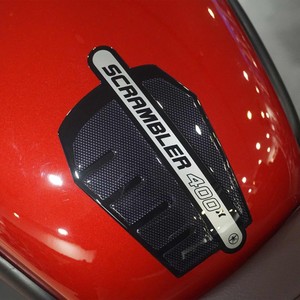 สติ๊กเกอร์ติดถังน้ำมันกันน้ำพิมพ์โลโก้ตามสั่งสำหรับรถมอเตอร์ไซค์ Triumph Scrambler 400 X - Product Image 1
