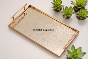 Plateaux de service rectangulaires plaqués or d'acier inoxydable pour des hôtels de restaurant de luxe plateau plateau de service de casse-croûte de nourriture avec des poignées - Product Image 3