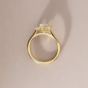 Anillo de Compromiso Clásico con Diseño Solitario, Elegante y Atemporal, con Diamante Cultivado en Laboratorio de 1 Quilate, Corte Redondo, con Halo, en Oro de 14K - Product Image 3