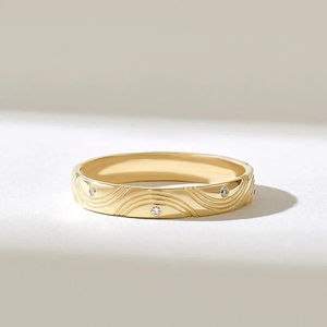 Bague de mariage pour homme en or 10 carats avec diamant moissanite, sertie en bélière, style industriel moderne, pour un usage quotidien, cadeau - Product Image 1