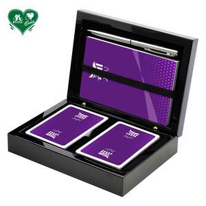 Caja de Madera de Alta Calidad con Logotipo Personalizado Brillante para 54 Cartas de Juego de Marca - Product Image 2