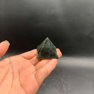 Pyramide en jade néphrite vert naturel de 3 cm, polie à la main, pour la décoration de la maison, la collection et les cadeaux, Indocraftstone - Product Image 2