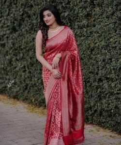 ปาร์ตี้บอลลีวูดที่น่าดึงดูดสวมผ้าไหมสารีพร้อมเย็บปักถักร้อยเพื่อรูปลักษณ์สวยงามผ้าฝ้ายสารีงานหินสําหรับเจ้าสาว - Product Image 1