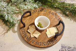 Plateau de service rond en bois, plateau à charcuterie, planche à fromage avec poignées métalliques, plateau décoratif, taille personnalisée, couleur bois naturel - Product Image 4