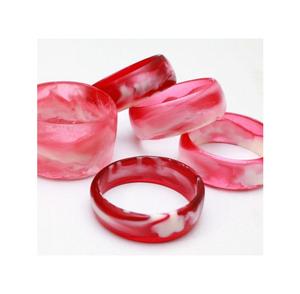 Bracelets en résine imperméables de créateur pour femmes, motifs de couleurs uniques personnalisables, bijoux de main tendance pour les festivals et la famille - Product Image 3