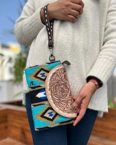 Pochette en cuir usiné aztèque de haute qualité faite à la main Portefeuille de mode pour femmes élégant Inspiré par le bracelet de couverture de selle - Product Image 1